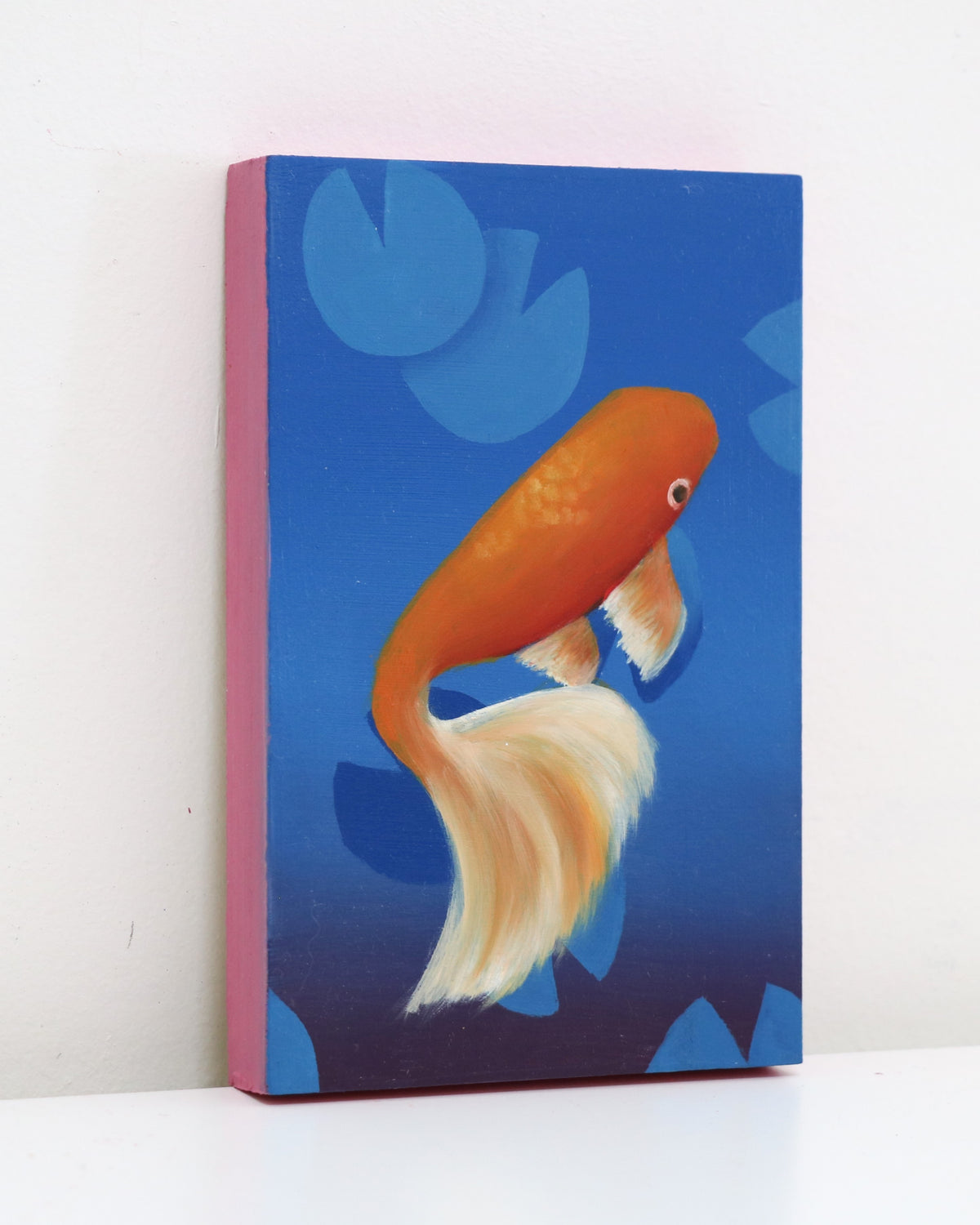 מראה הצבה מהצד -  רקדן_04, ציור שמן על עץ בגודל 14 על 9 ס"מ. ביצירה מתואר דג קוי כתמתם על רקע של צמחי מים בגווני הכחול